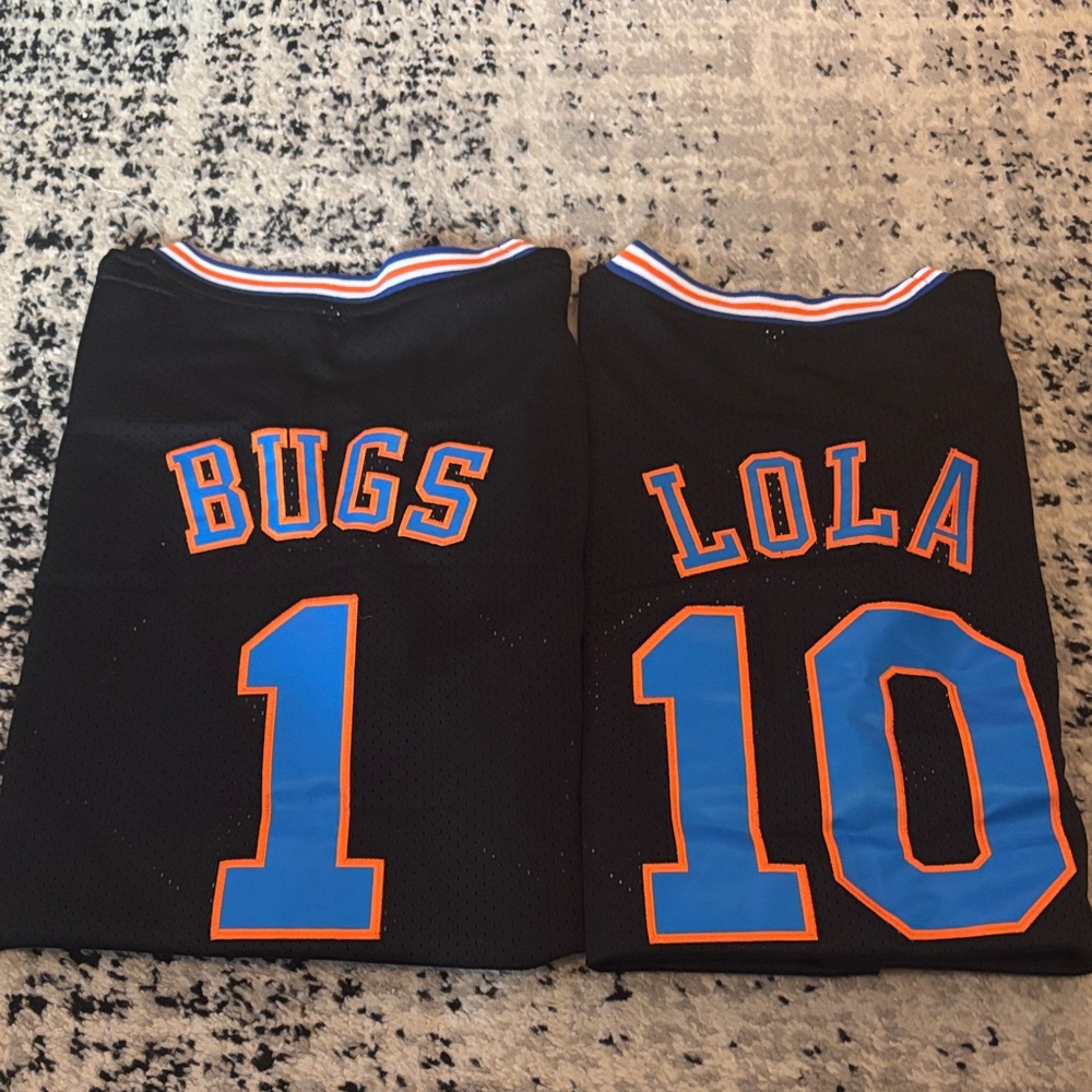 Bugs & Lola Halloween costume full set with shorts! Men’s size L women’s size S